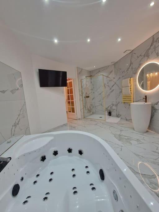 Maison Chic Avec Jacuzzi Nogent Sur Oise Yaospa60 Nogent-sur-Oise Exterior foto